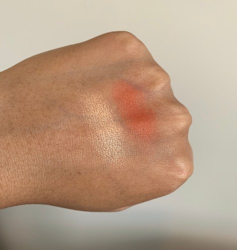 Make Up For Ever Artist Face Color swatches on dark skin (MUFE highlight H106 and MUFE Blush B402)