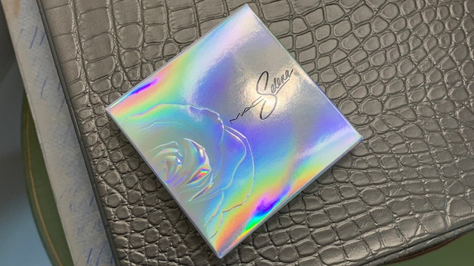 Mac La Reina Extra Dimension Skinfinish in La Leyenda