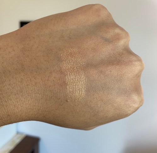 Mac La Reina Extra Dimension Skinfinish in La Leyenda Swatch on dark skin