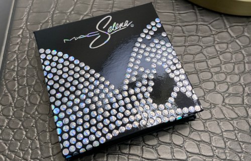 Mac La Reina Extra Dimension Skinfinish in La Leyenda