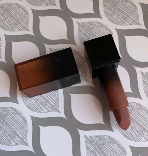 Huda Beauty Money Maker Power Bullet Cream Glow Hydrating Lipstick Money Maker Swatch