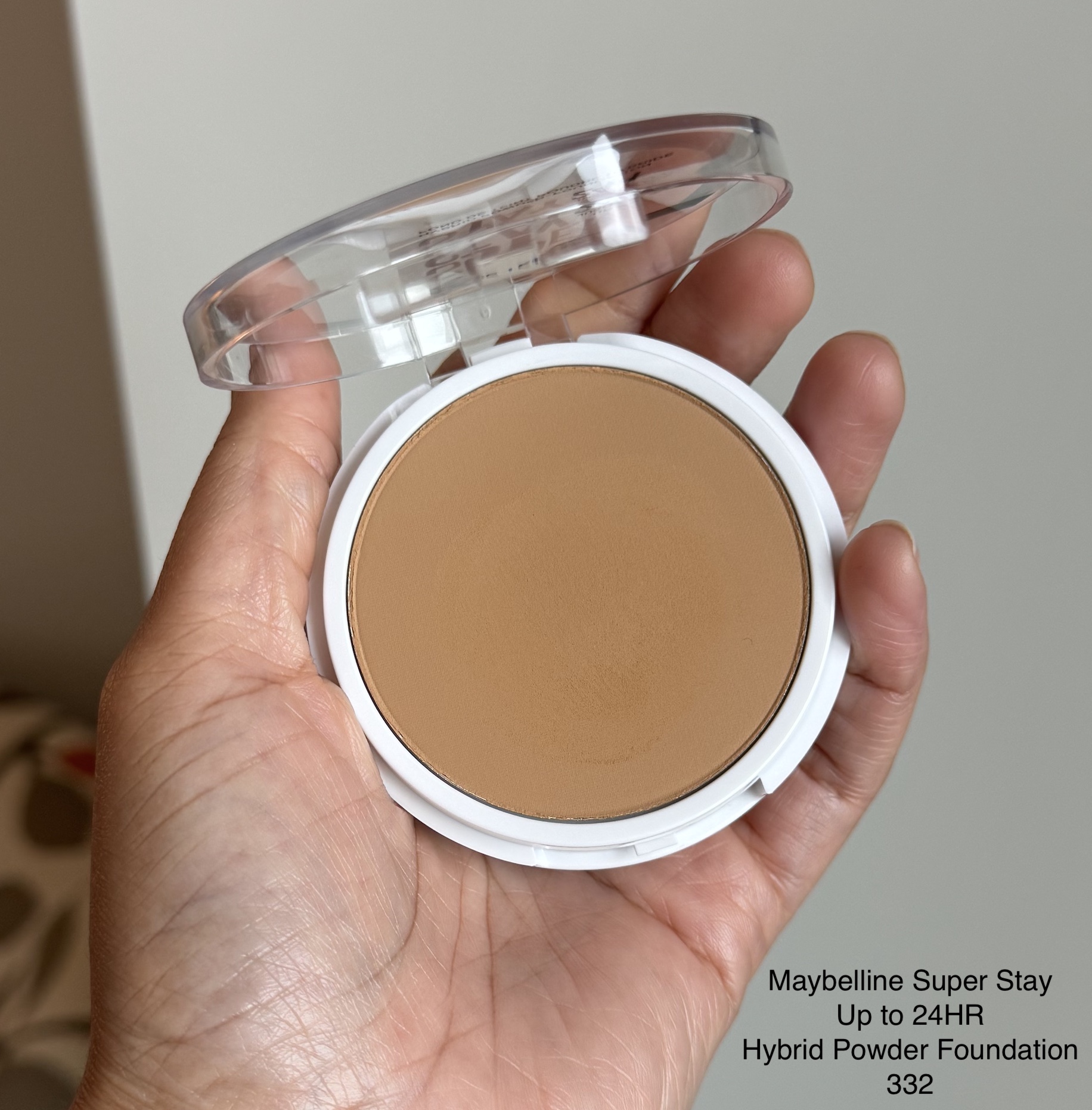 Maybelline Super Stay Hybrid Powder Foundation 332 Swatch Medium Dark Skin