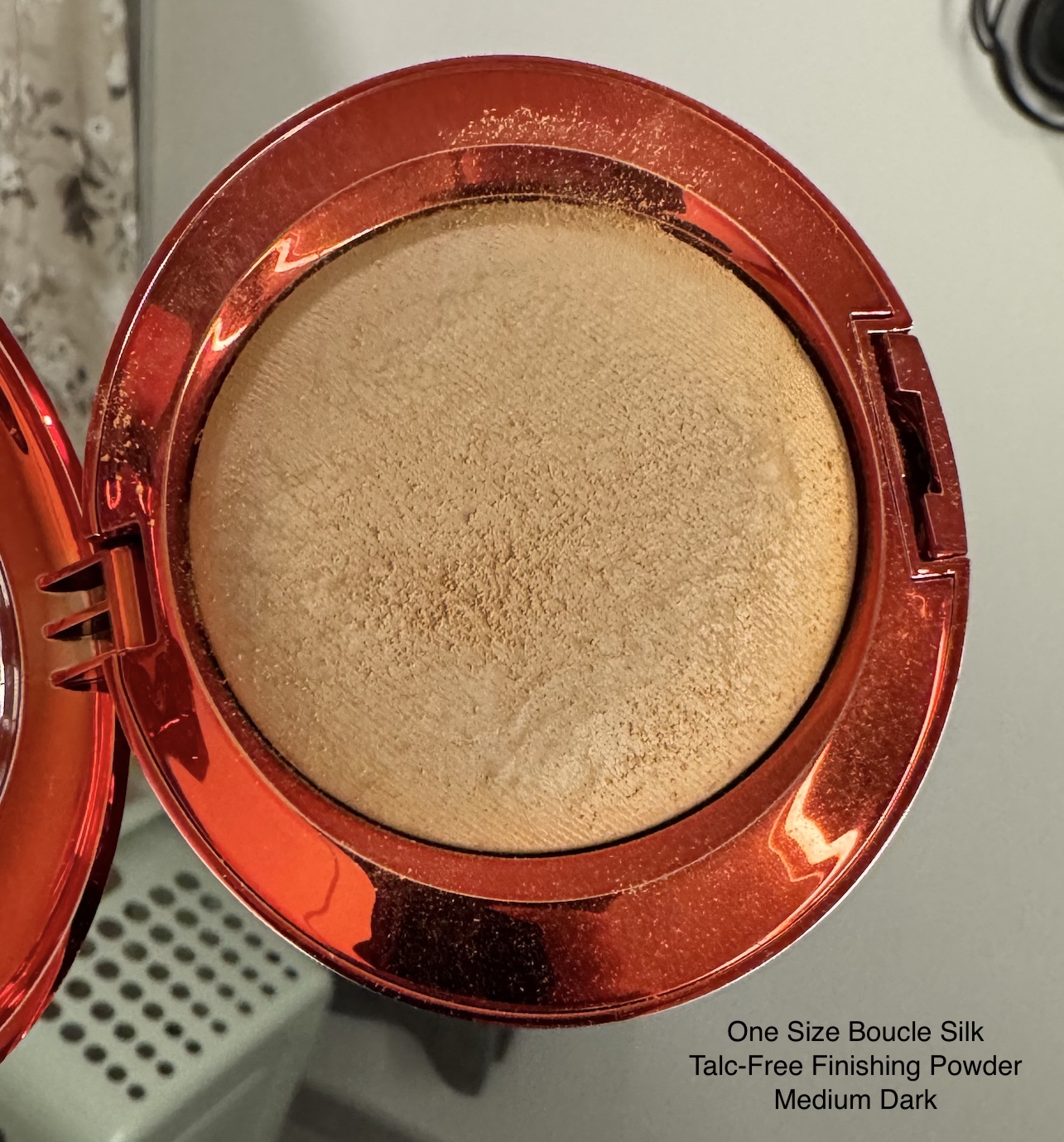 One Size Boucle Silk Airbrushed Talc-Free Finishing Powder Medium Dark Swatch Review