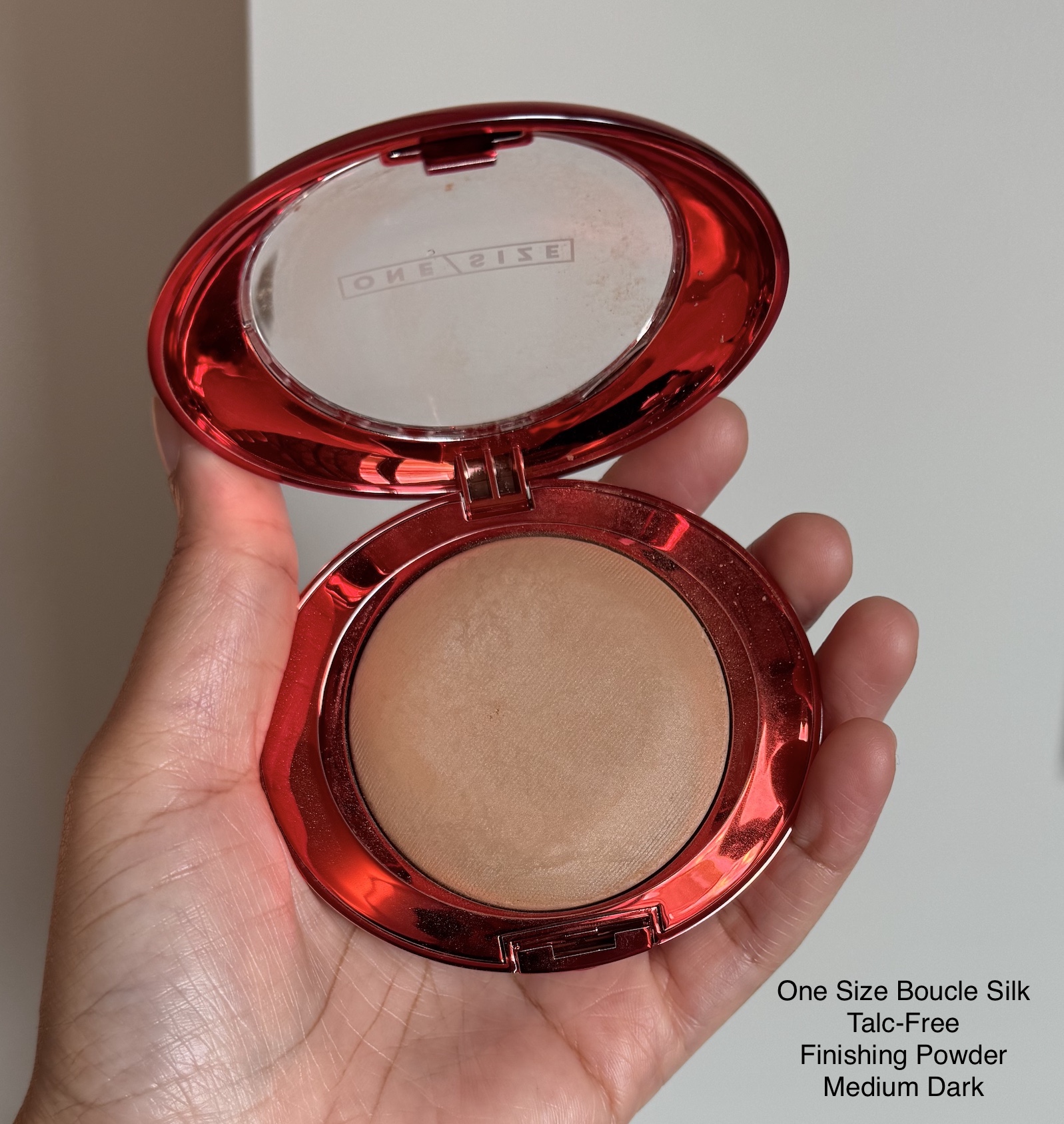 One Size Boucle Silk Airbrushed Talc-Free Finishing Powder Medium Dark Swatch Review